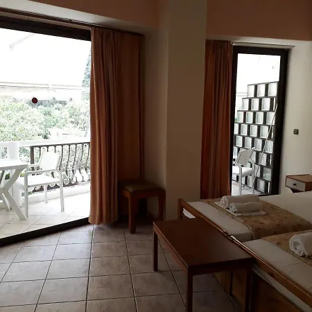 Konukevi Souropanis Kamena Vourla